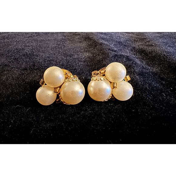 Vintage 1970s Marvella Pearl Cluster Clip Earrings Gold-Toned Setting - Picture 1 of 6